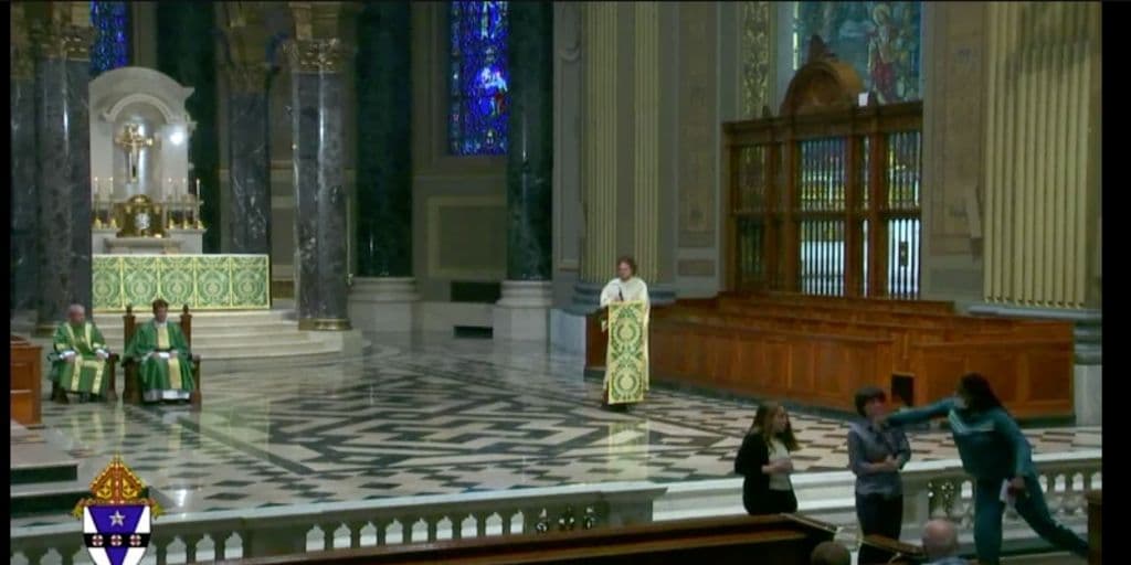 Aproximadamente 32 minutos después del video de Facebook Live de la misa, un sospechoso no identificado golpeó dos veces en la cara a un lector de la iglesia.
<br>