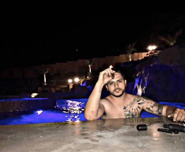 Pues rapidamente, Mendoza vendió todos los CD-Rs que grabó, recuperó los 200 dólares que le prestó su mamá, se los devolvió y sacó otros tantos para guardarlos como ganacias.