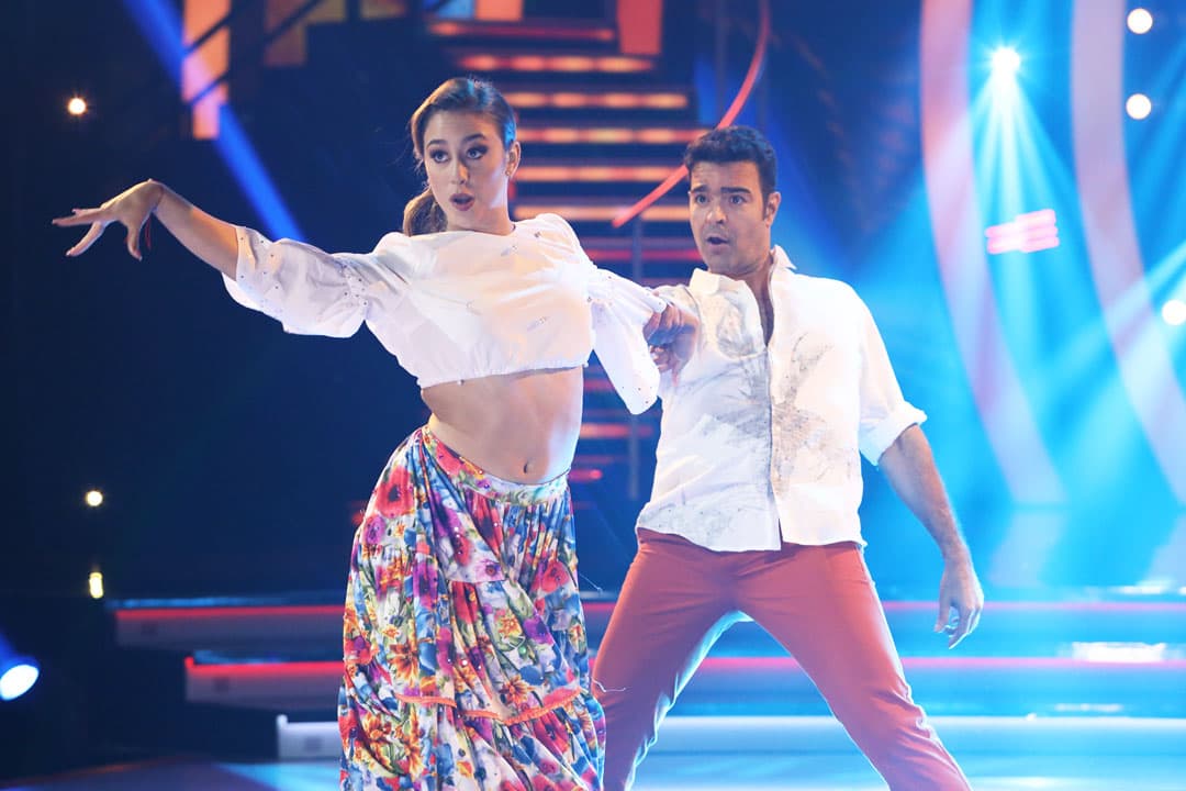 El cantante Pablo Montero inició la ronda con una cumbia al ritmo de la canción 'La pollera colorá'.