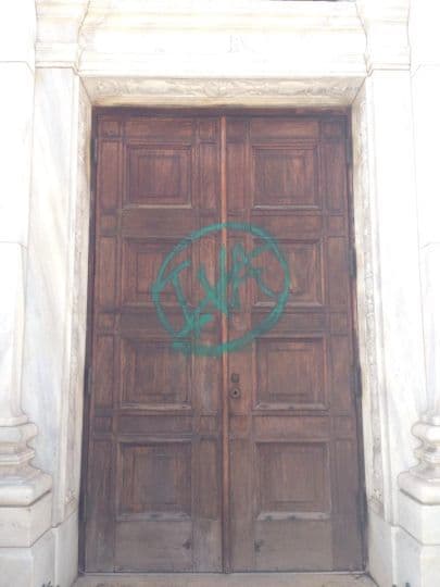 Los actos de vandalismo ocurrieron luego de un día de alta tensión y enfrentamientos en la casa de las leyes donde maestros y líderes magisteriales llegaron a protestar contra proyecto que aseguran busca privatizar el sistema de enseñanza pública en el País.