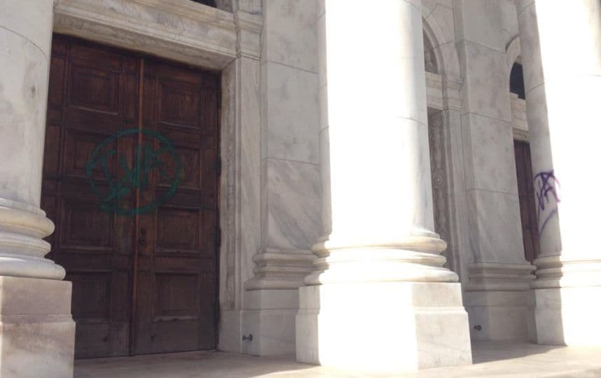 Los actos de vandalismo ocurrieron luego de un día de alta tensión y enfrentamientos en la casa de las leyes donde maestros y líderes magisteriales llegaron a protestar contra proyecto que aseguran busca privatizar el sistema de enseñanza pública en el País.