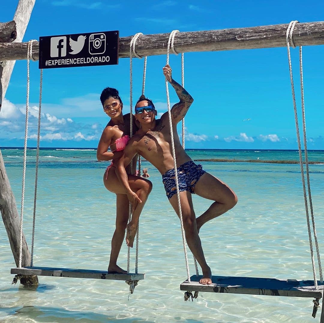 “Jamás por encima de ti, jamás por debajo de ti, siempre estaré a tu lado. Codo a codo, mano con mano”, le escribió
<b>Edwin</b> a su esposa.