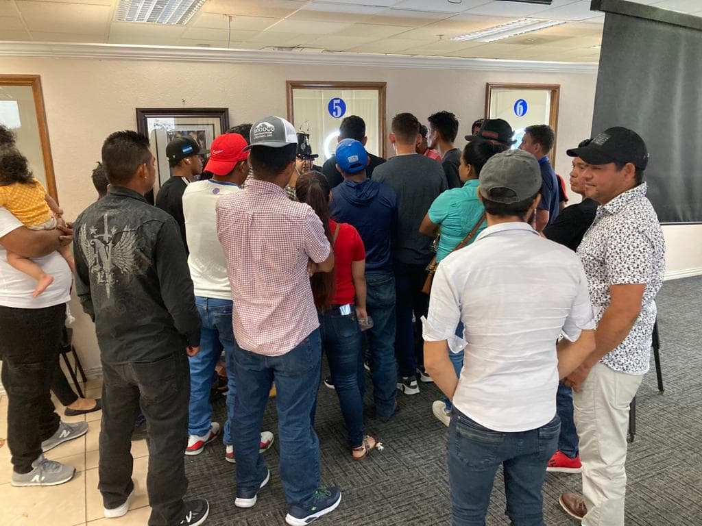 Empleados del consulado de Honduras en Dallas entran en paro: comunidad denuncia falta de atención