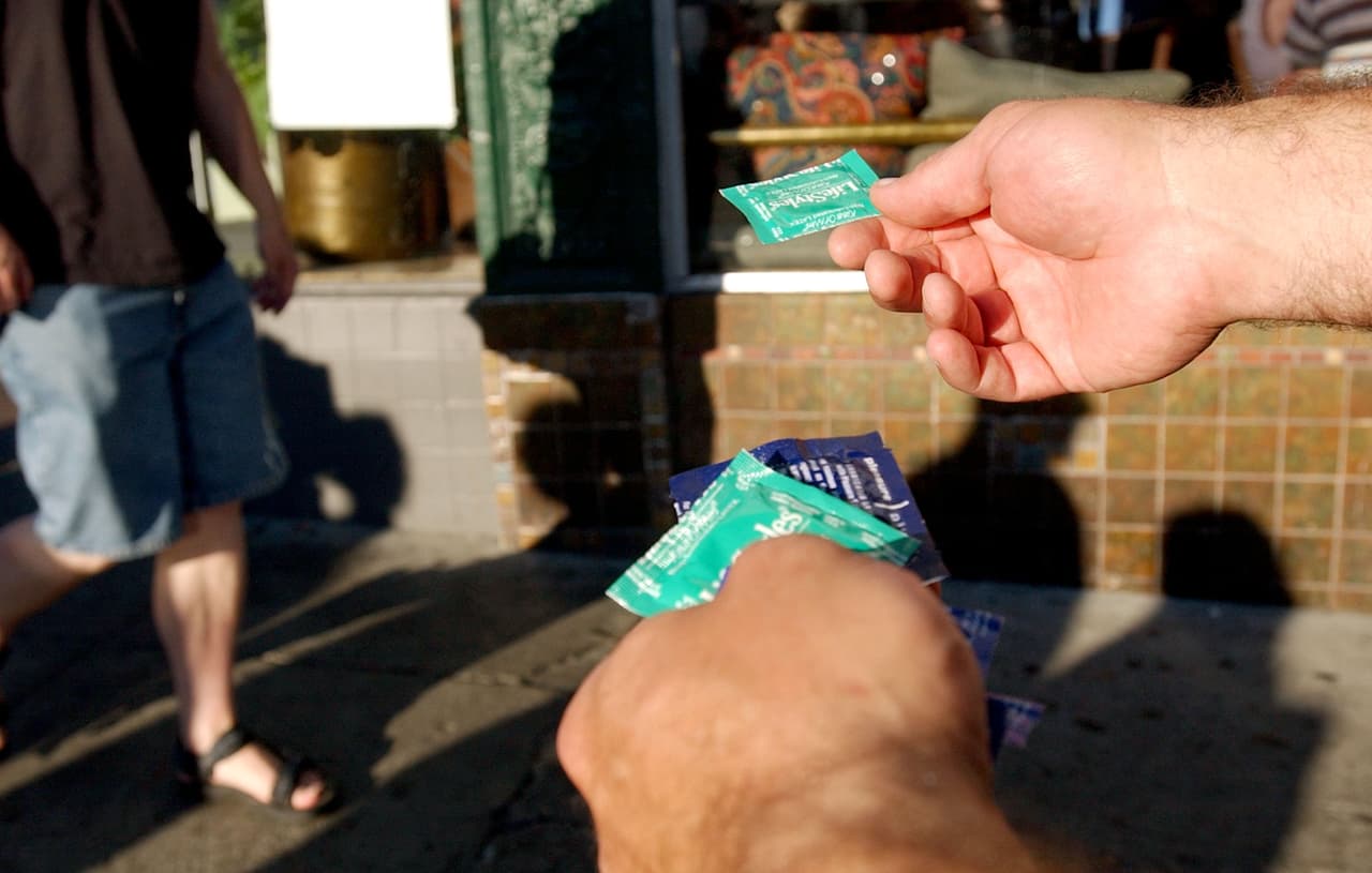 Otro tipo de infección que es transmitida sexualmente es el “
<b>VIH</b> que estamos viendo también casos más altos en mujeres y también hombres que tienen relaciones con otros hombres, y es también algo que puede ser prevenido a través de usar protección durante las relaciones sexuales con un condón o productos de latex cuando tienen relaciones orales”.