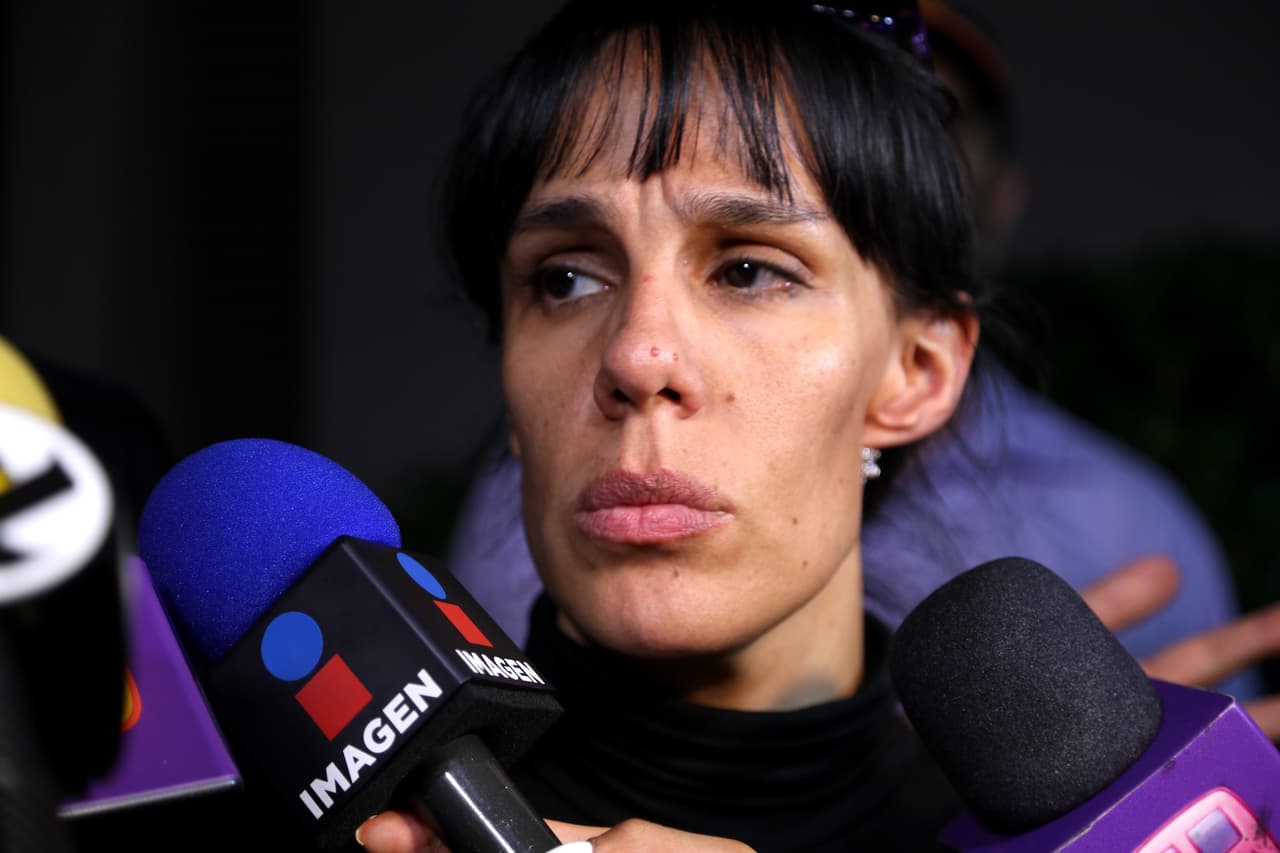 De acuerdo con Suárez del Real, la exesposa de José José aceptó que,
<b><a href="https://www.univision.com/shows/despierta-america/marysol-sosa-anticipo-se-hara-mas-justicia-instantes-antes-de-sepultar-las-cenizas-de-su-padre-jose-jose-video">en compañía de su hija Marysol</a></b>, la trasladaran en ambulancia a su residencia, para poder ir acostada.