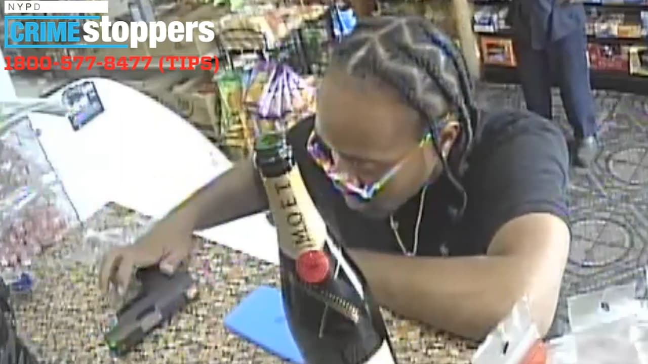 Sujeto pide unos cigarrillos, pero en lugar de pagarlos apunta al cajero de la tienda con un arma