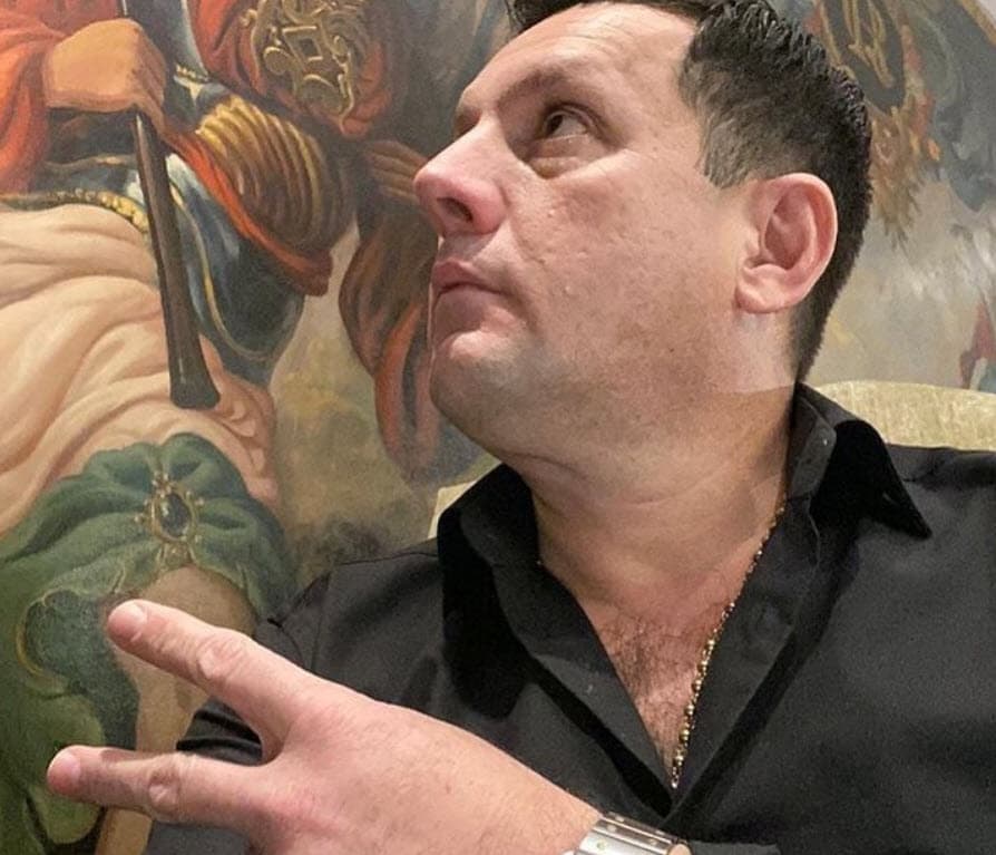 Por ahora, él prefiere concentrarse en sus proyectos musicales y en la nueva vida que iniciará con quien fue la esposa de su primo.
<br>