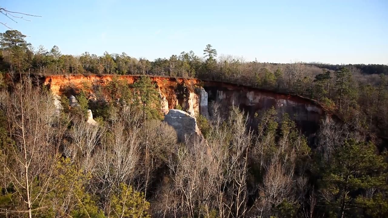 Los mochileros pueden pasar la noche a lo largo del sendero rural, que destaca partes del cañón y serpentea a través del bosque mixto.