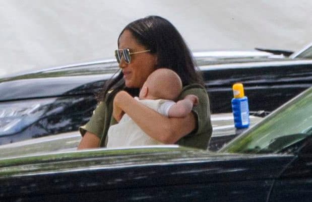 Meghan Markle se dejó ver muy cariñosa y protectora con su hijo Archie.