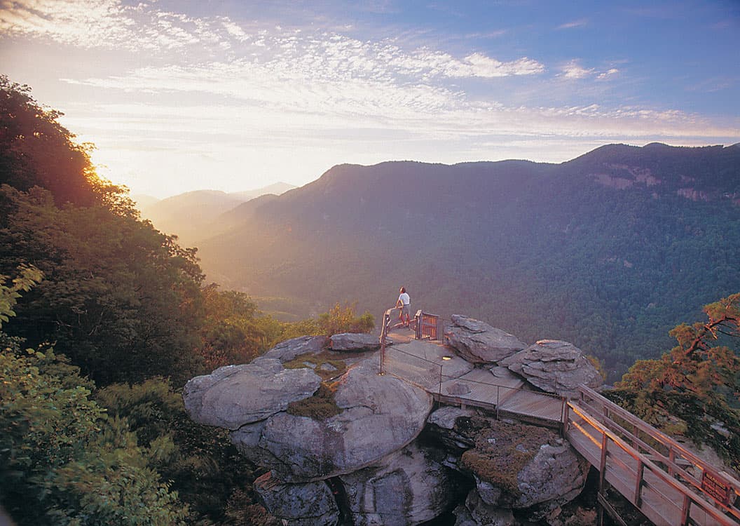 <b>Chimney Rock State Park</b>:
<br>
<b>Sitio web</b>:
<a href="https://www.chimneyrockpark.com/">https://www.chimneyrockpark.com/</a>
<br>
<a href="https://maps.app.goo.gl/9ZueALaBxC2muqpd8"><b>Cómo llegar</b></a>
<b> </b>
<br>
<br>El parque estatal Chimney Rock es considerado como un paraíso para los amantes de la naturaleza,
<a href="https://www.univision.com/local/north-carolina-wuvc/maravilla-natural-de-carolina-del-norte-que-debes-visitar-este-2023-fotos"><b>con una combinación de vistas espectaculares y senderos increíbles para caminatas que crean una experiencia de aventura en la montaña como pocas</b></a>.