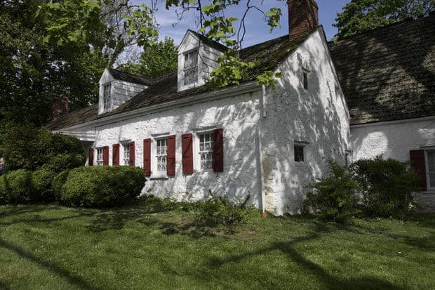 <b>Billiou-Stillwell-Perine House (Staten Island)</b>
<br>
<br>La casa más vieja de Staten Island fue construida por Huegenot Pierre Billiou, un inmigrante francés, en 1661. El lugar ahora forma parte de Historic Richmondtown y a veces está abierto al público general.