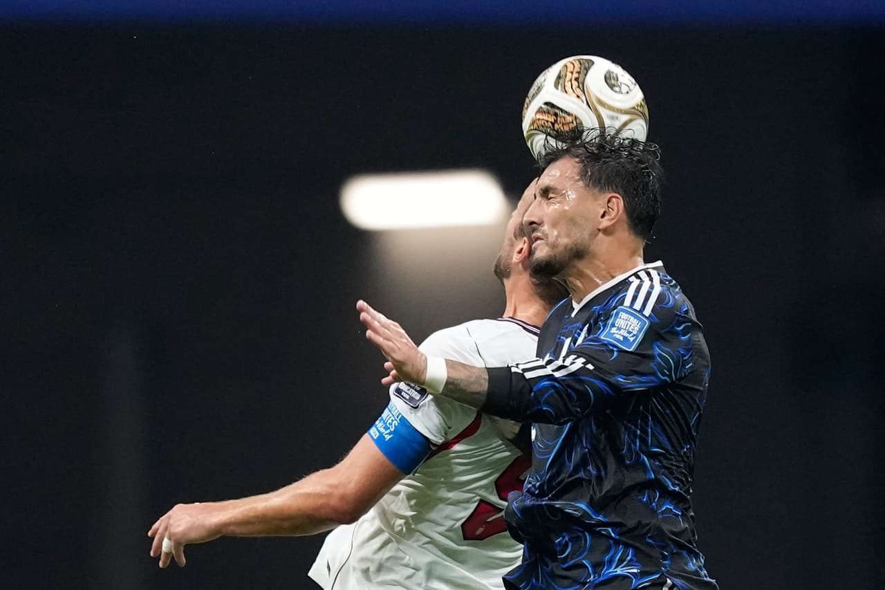 Una jugada aérea entre Leandro Paredes y Harry Kane.