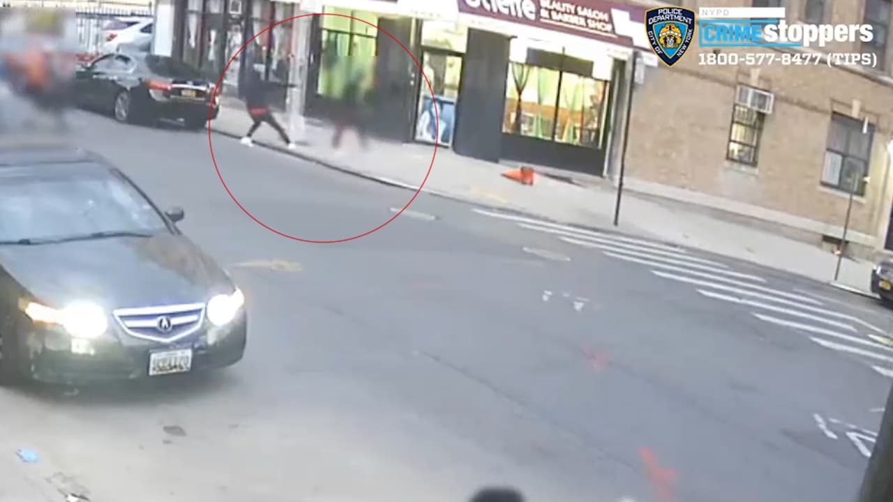 Sujeto persigue a un hombre y le dispara en una pierna en medio de una calle de Brooklyn