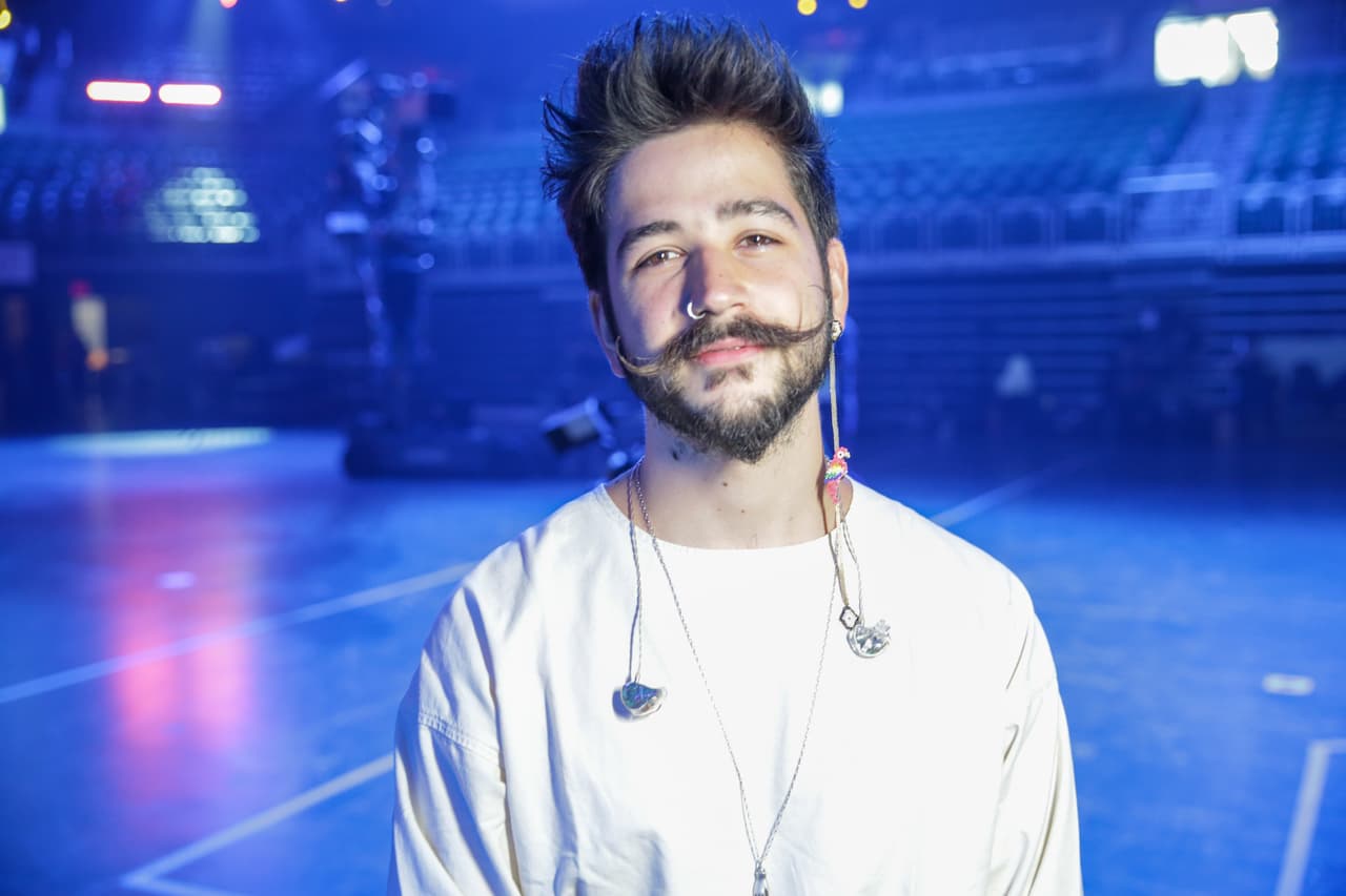 Camilo lució un poco más discreto, vistió una camisola blanca y pantalones color café.