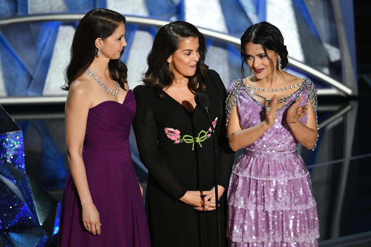 Otro de los momentos más cargados de emoción sucedió cuando Salma Hayek, acompañada por Annabella Sciorra y Ashley Judd, enviaron un mensaje en respecto a las víctimas de acoso sexual por el productor Harvey Weinstein.
<br>