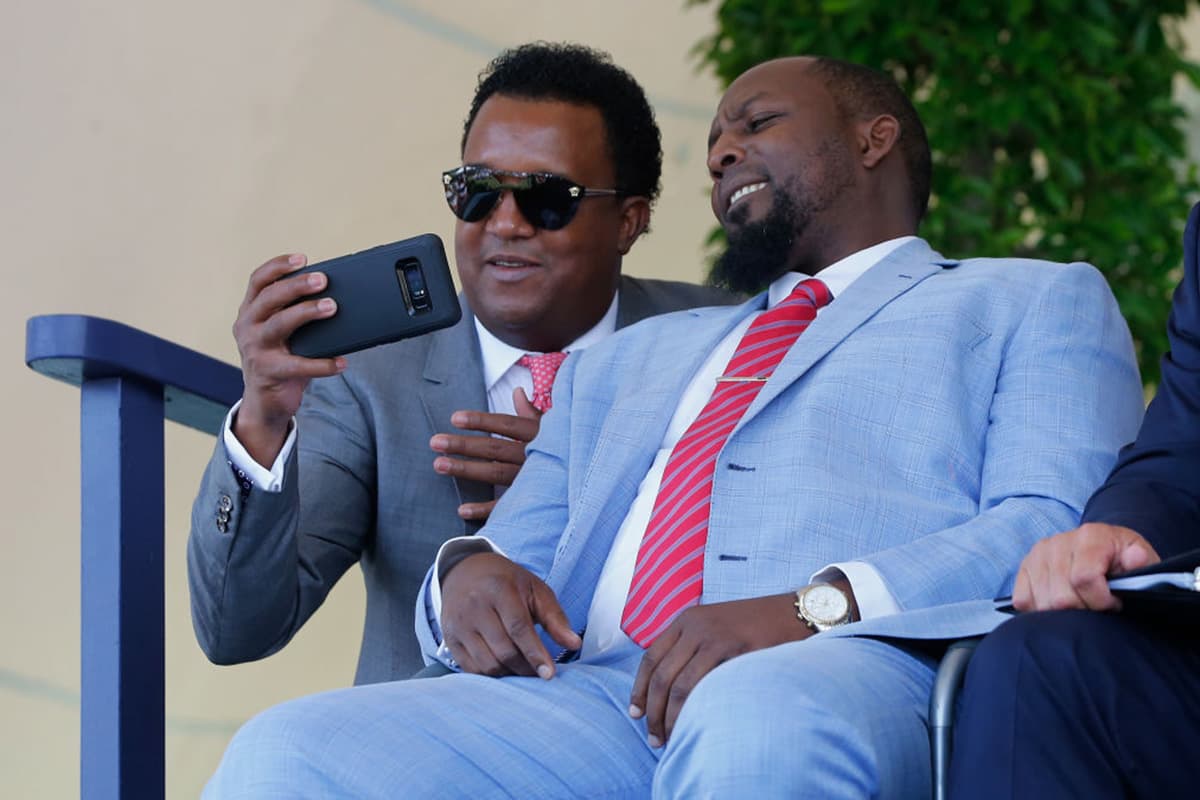 El dominicano Vladimir Guerrero llega al Salón de la Fama tras ser MVP de la Liga Americana en 2004 y 9 veces All-Star. En la foto una selfie junto a su compatriota Pedro Martínez, también miembro.