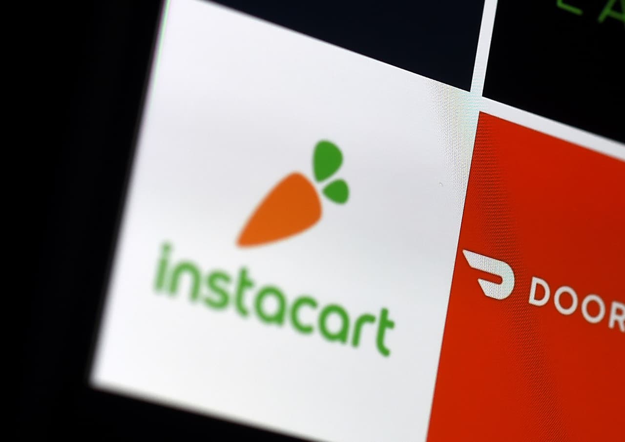 <b>Instacart.</b> La aplicación para solicitar víveres en línea anunció a finales de abril que incorporaría 250,000 personas para hacer las compras, además de los 300,000 que habían contratado en las semanas anteriores. Según un reporte de CNN, la empresa declaró que necesita mantenerse al día con la creciente demanda y quiere aumentar su fuerza laboral en California, Massachusetts, Nueva York, Pennsylvania, Ontario y Washington DC.