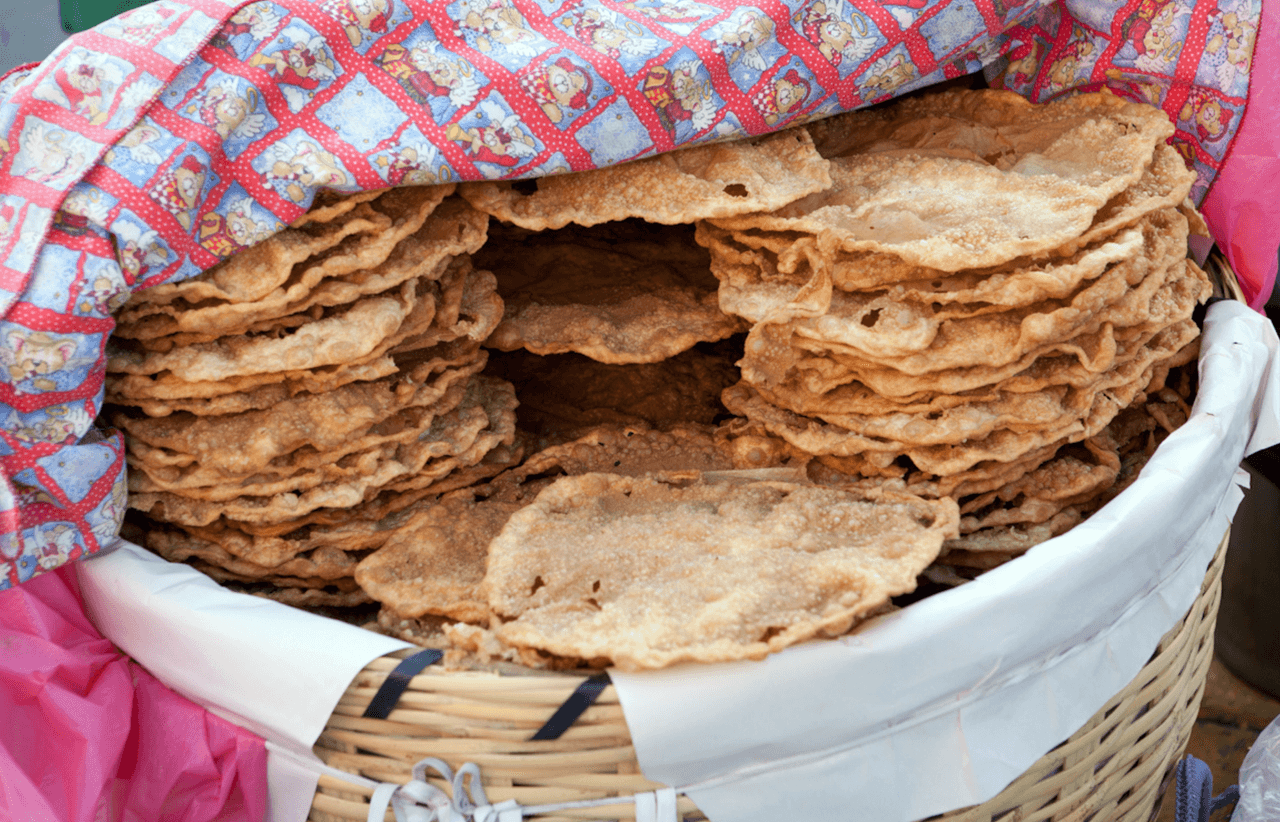 <b>Buñuelos.</b> Son típicos de las ferias de pueblo o de la temporada decembrina. Muy delgados, se venden junto con un jarabe muy aguado de miel y piloncillo para remojar. Foto:
<a href="https://commons.wikimedia.org/wiki/File:Bunuelos_3_IMG_5460.jpg">Wikimedia Commons.</a>