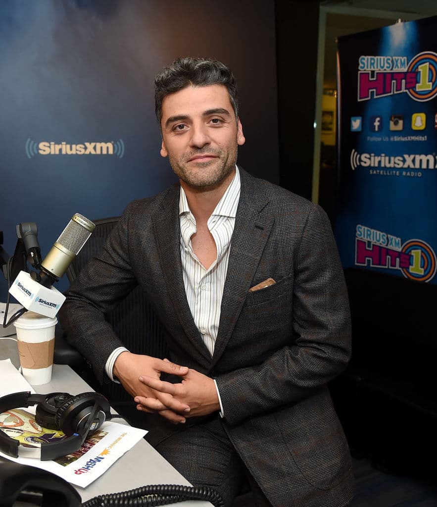 <b>Oscar Isaac</b> pertenece a la oleada de
<a href="https://www.univision.com/famosos/actores-latinos-son-amigos-de-celebridades-de-hollywood">latinos que están triunfando en Hollywood</a> y en los últimos años ha estado más activo que nunca gracias a proyectos como 'Dune' o 'Star Wars'.