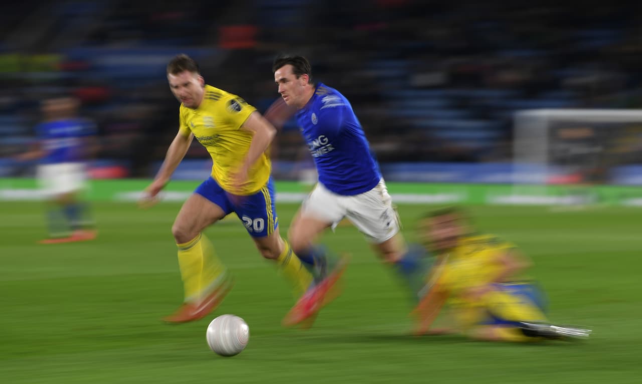 Gary Gardner de Birmingham luchando por controlar el balón ante Ben Chilwell of Leicester City.