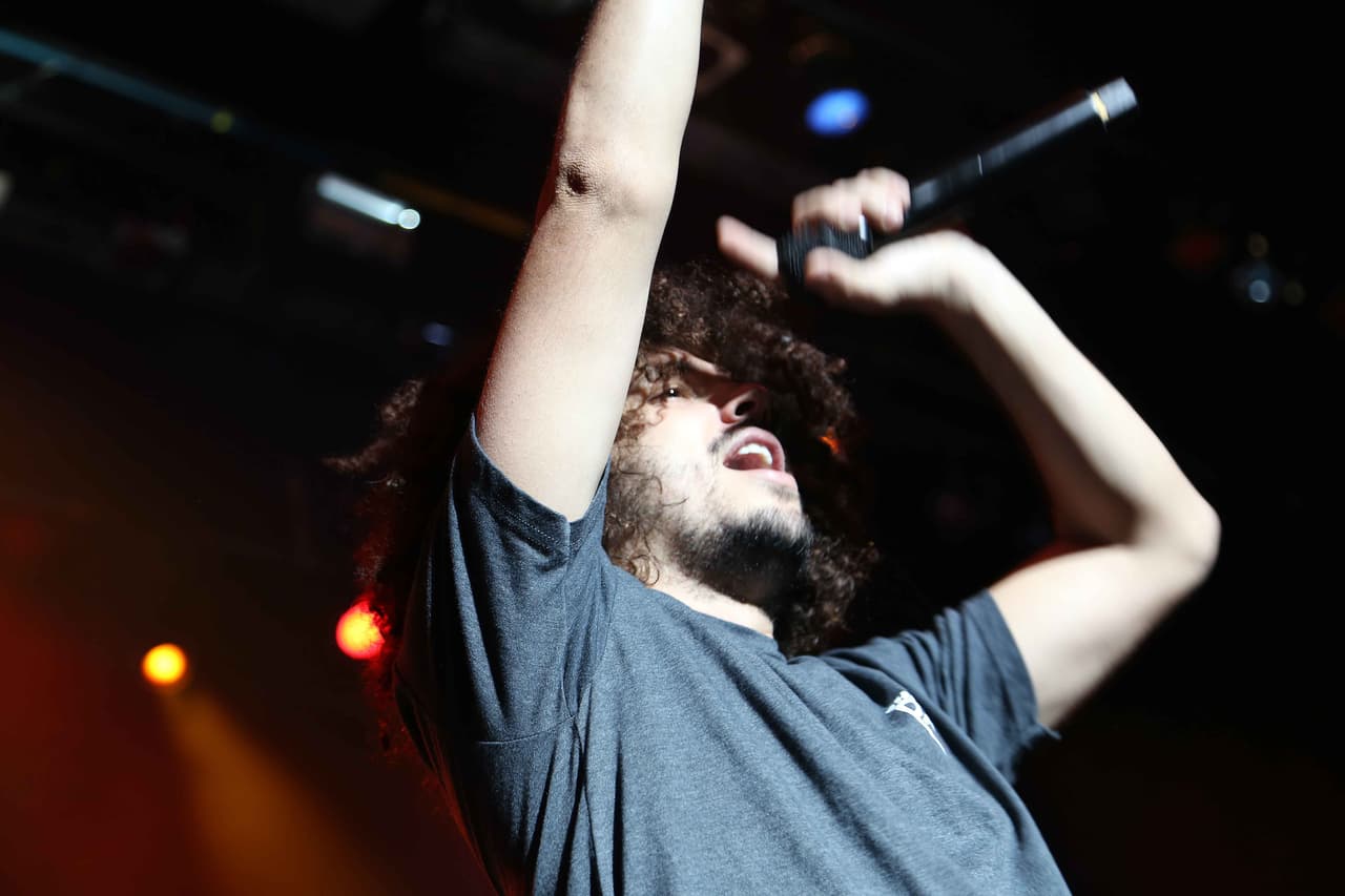 El
<b><a href="http://www.univision.com/musica/ulab-sessions/pj-sin-suela-el-rapero-que-estudio-medicina-y-no-tiene-miedo-de-hablar-de-politica">rapero PJ Sin Suela </a></b>fue el encargado de abrir el show de Residente. Fotos por Alvaro Ramos.