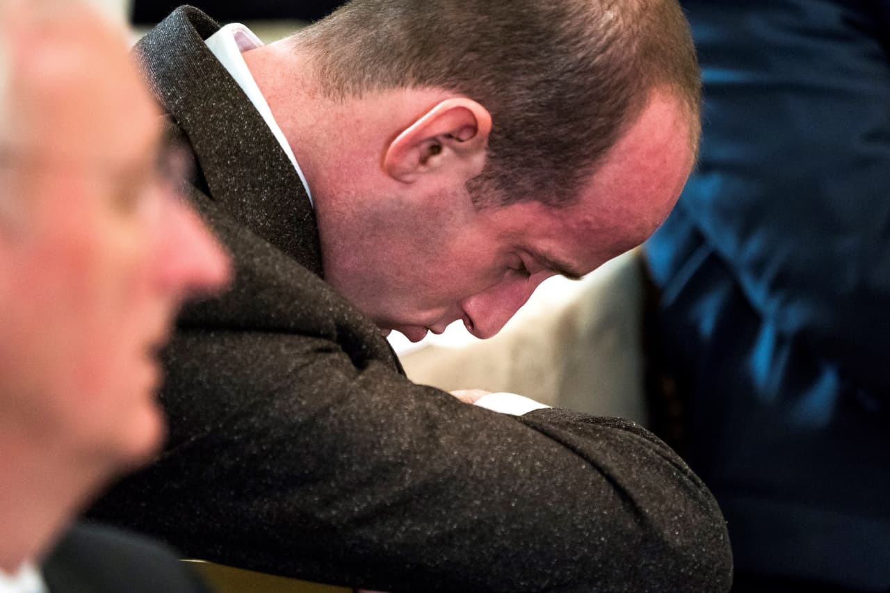 JL01. WASHINGTON (ESTADOS UNIDOS), 26/02/2018.- El asesor en inmigración del presidente, Stephen Miller, duerme mientras el presidente estadounidense, Donald Trump, ofrece un discurso sobre cómo combatir los tiroteos masivos en institutos, durante una reunión con los gobernadores en la Casa Blanca de Washington DC (Estados Unidos) hoy, 26 de febrero de 2018.EFE/ Jim Lo Scalzo