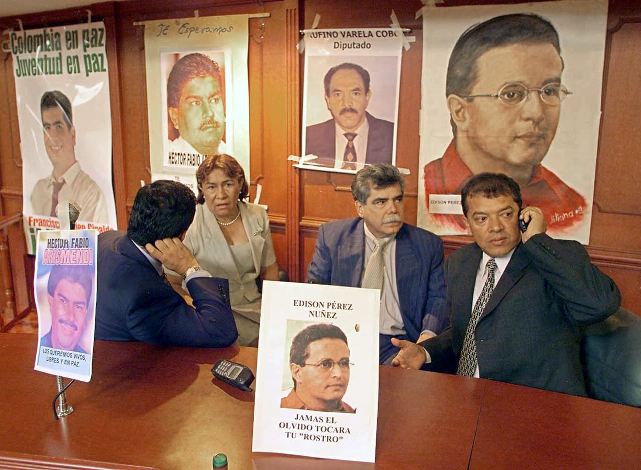 <b>El secuestro de los legisladores de Valle del Cauca. </b>En los primeros años del nuevo siglo
<b> </b>comenzó la oleada de secuestros de civiles y políticos, algunos de los cuales fueron liberados de manera unilateral. El 11 de abril de 2002 fueron retenidos por las Farc 12 legisladores en el Valle del Cauca, lo que terminaría en una tragedía. En la fotografía un grupo de diputados muestran las fotografías de sus compañeros secuestrados.