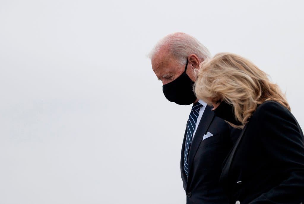 El candidato presidencial demócrata Joe Biden y su esposa, Jill Biden, llegan al Aeropuerto Internacional Libertad de Newark en Newark, Nueva Jersey, el 11 de septiembre de 2020. - Los Biden viajan a Nueva York y luego a Shanksville, Pennsylvaniam para asistir a las conmemoraciones del 19 aniversario de los ataques del 11 de septiembre.