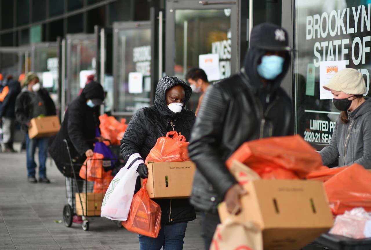 Más de 3.8 millones de estadounidenses solicitaron el desempleo la semana pasada, tras el impacto económico que ha provocado la crisis del coronavirus.