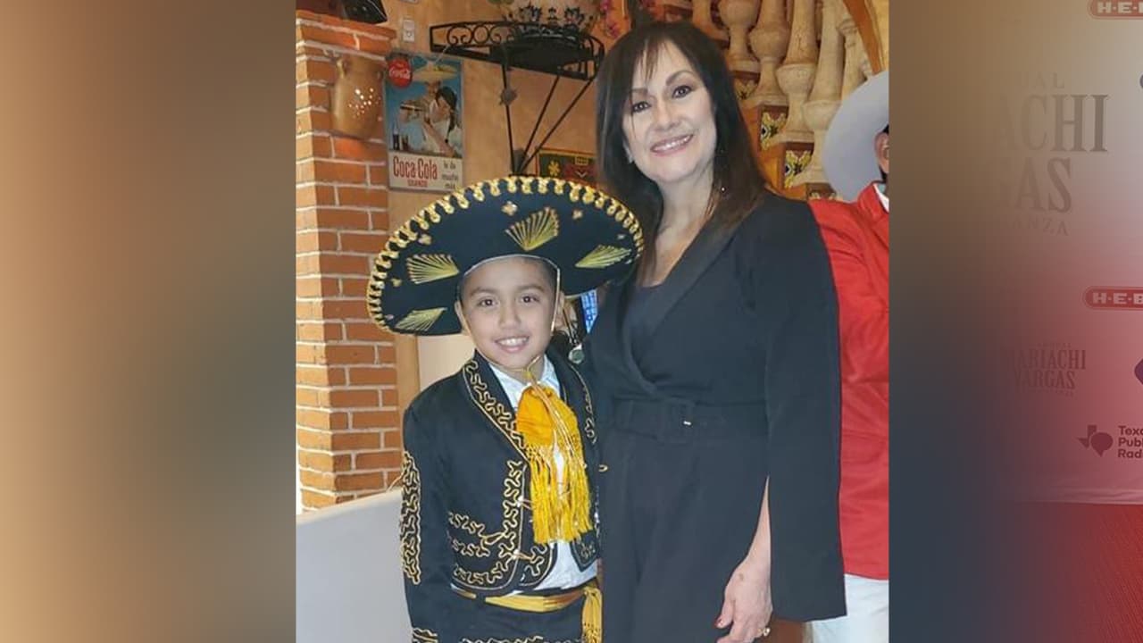 Jiovanny estudia canto con la maestra
<b>Mary Carmen Almaguer</b> y agradece todo el apoyo que siempre le ofrece.