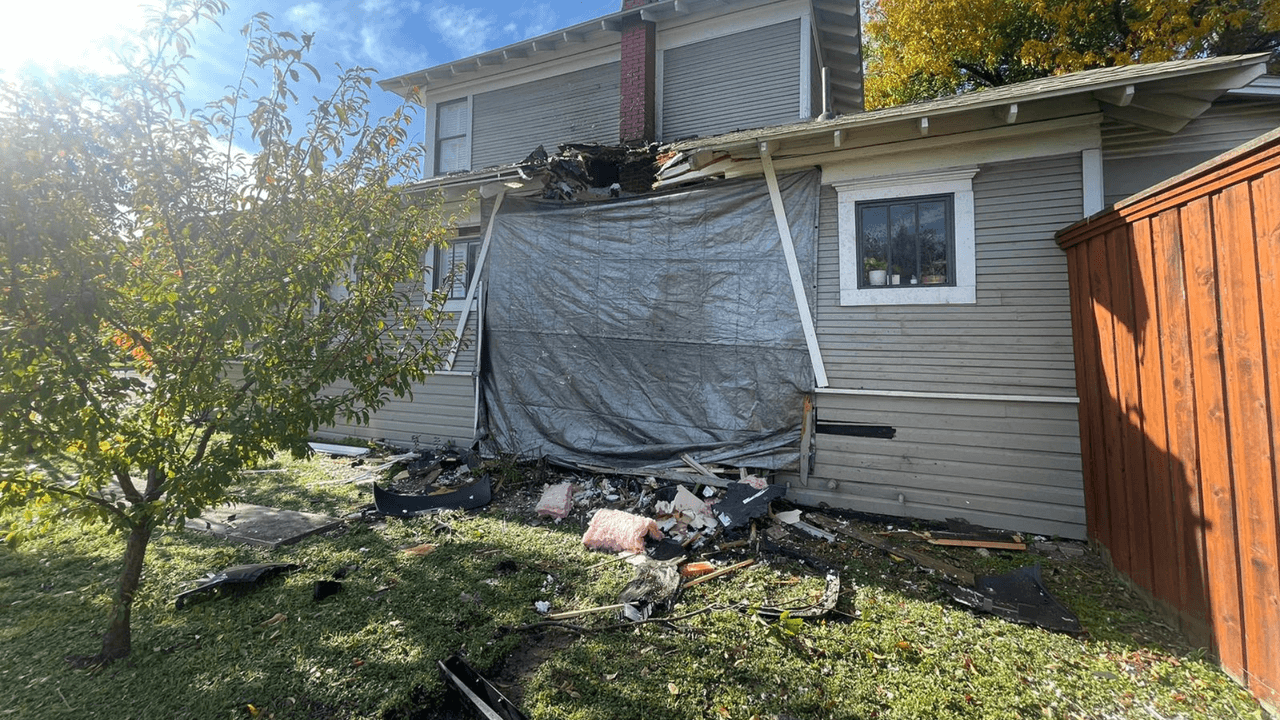 El impacto fue entre la cocina y la sala de la casa.
