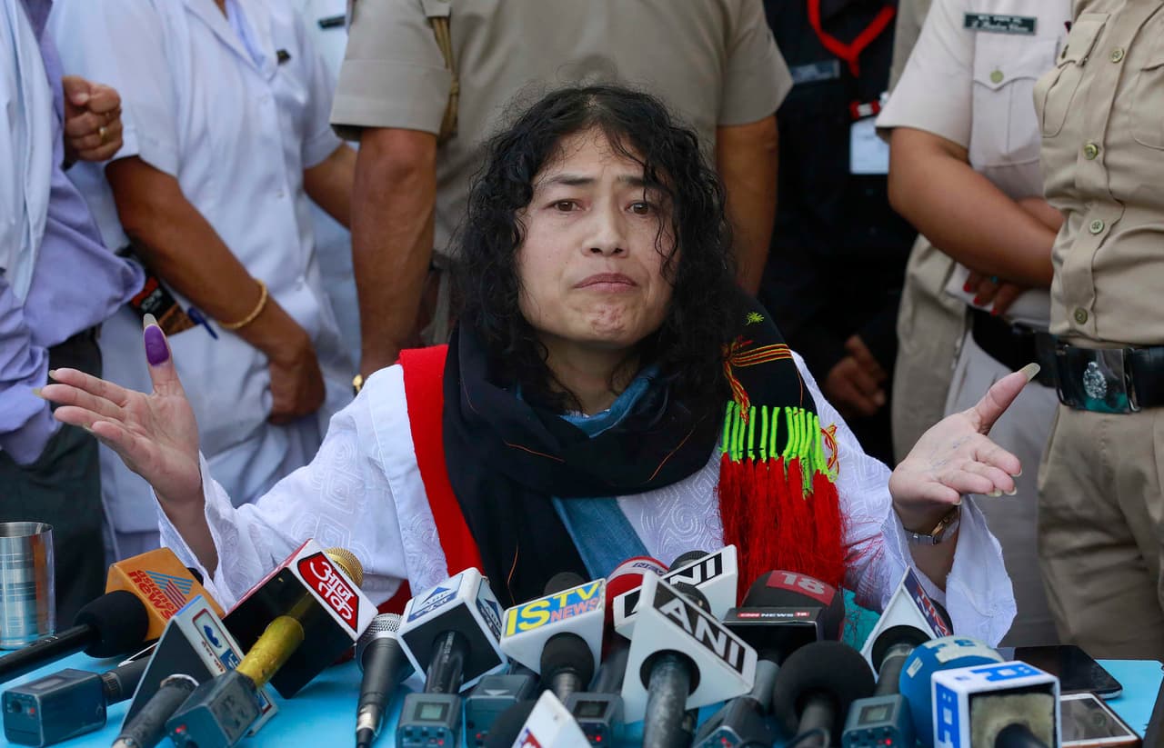 Sharmila durante la rueda de prensa en la que anunció que iniciará una carrera política para asegurar los cambios que no logró con su protesta.