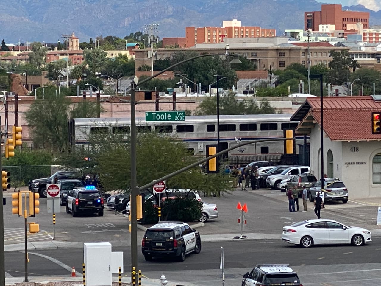 Un segundo agente y un oficial de policía de Tucson resultaron heridos en el caótico tiroteo, dijo la alcaldesa Regina Romero. Amtrak dijo que 137 pasajeros y 11 miembros de la tripulación fueron evacuados de forma segura del tren.