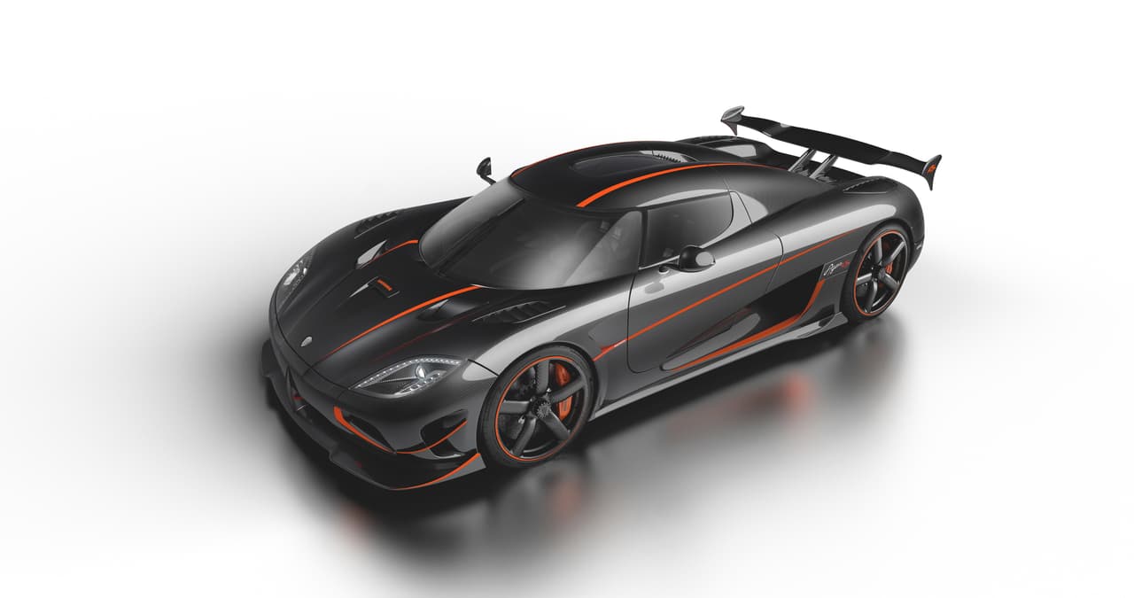 El Koenigsegg RS puede generar hasta 1,360 caballos de potencia y 1,011 lb-pie de torque. La fuerza es transmitida exclusivamente a las ruedas posteriores a través de una transmisión automática de doble embrague de 7 velocidades y según reportes este ha alcanzado en el pasado 291mph (465.6 km/h).