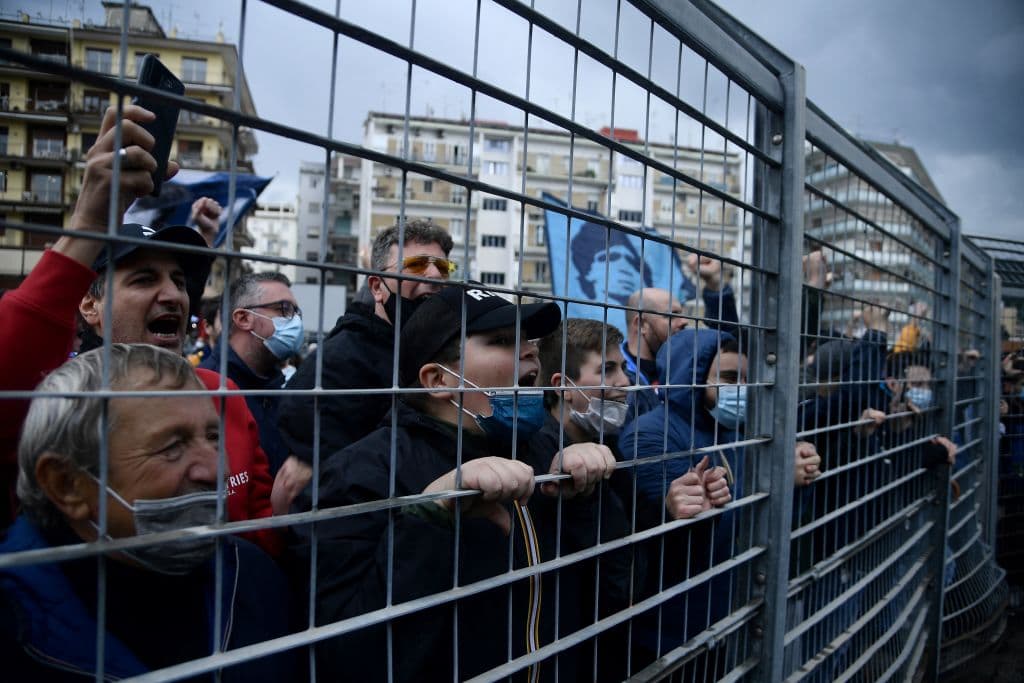 La gente se reúne afuera del estadio del Napoli para recordarlo.