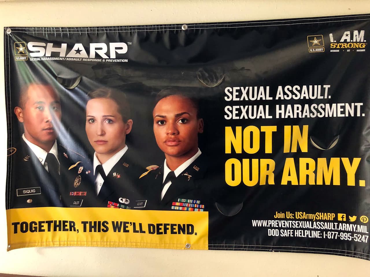 Un anuncio en contra del acoso sexual cerca del área donde se realizó la ceremonia.