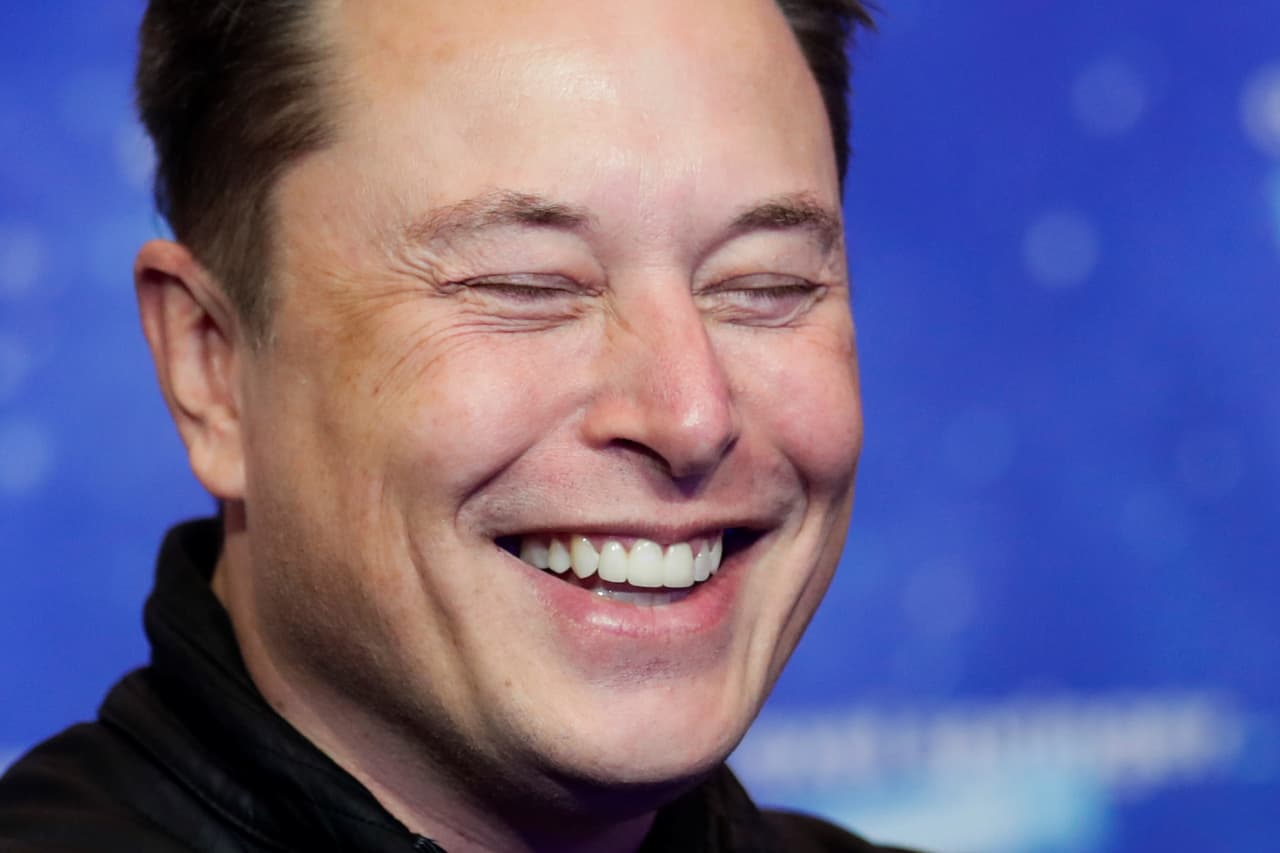 <b>Elon Musk (fundador de Tesla y SpaceX)</b>
<br>
<br>Patrimonio neto: 160,400 millones de dólares.
<br>
<br>Primer empleo: diseñador de videojuegos.
<br>
<br>Cuando era niño el creativo empresario estaba obsesionado con los videojuegos y comenzó a aprender a programar para crear los suyos propios.
<a href="https://www.cnbc.com/2019/06/28/elon-musk-talks-about-how-video-games-got-him-hooked-on-programming.html"><u>A los 12 años desarrolló ‘Blastar’ un videojuego de combate espacial que vendió por 500 dólares</u></a>.