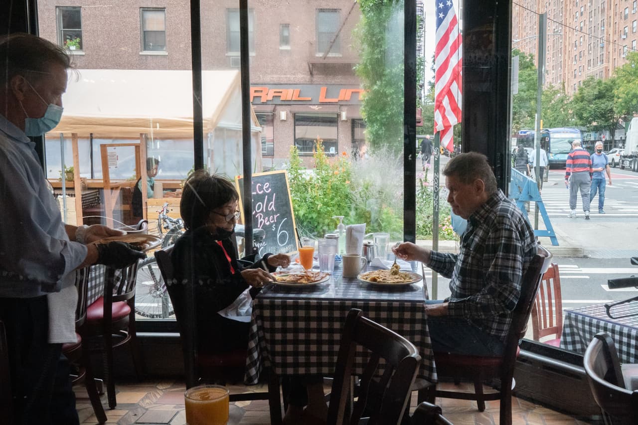 A los restaurantes de las zonas naranjas se les ha prohibido ofrecer comidas en el interior, pero aún pueden ofrecer comidas al aire libre y comida para llevar.