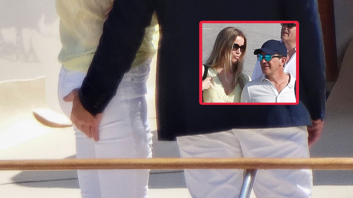 Tocando la "retaguardia" de su mujer.