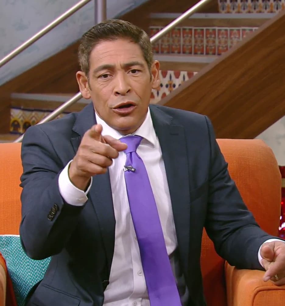 Johnny Lozada puso su granito de arena portando una brillante corbata morada.