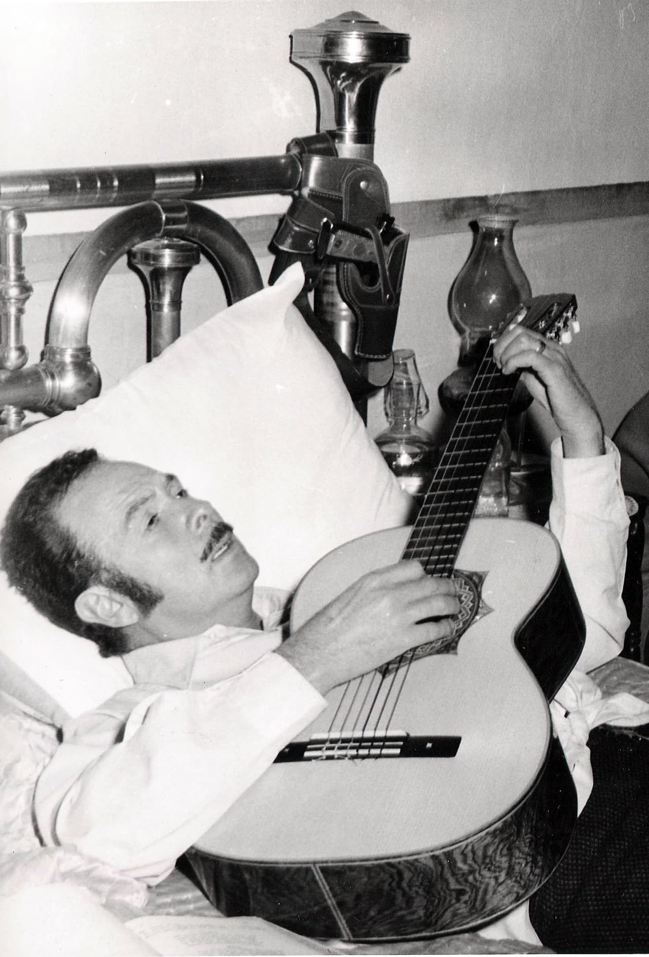 Nunca descuidó su carrera e hizo inmortales algunos temas musicales como: 'Tristes recuerdos' y 'Cruz de olvido', gracias a su interpretación.