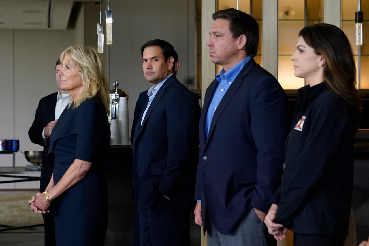 Biden dijo que creía que el gobierno federal tiene "el poder de asumir el 100% del costo" de la búsqueda y limpieza e instó a los funcionarios locales a acudir a Washington en busca de ayuda. Junto a la primera Dama Jill Biden el senador republicano Marco Rubio, el gobernador Ron DeSantis y su esposa Casey.