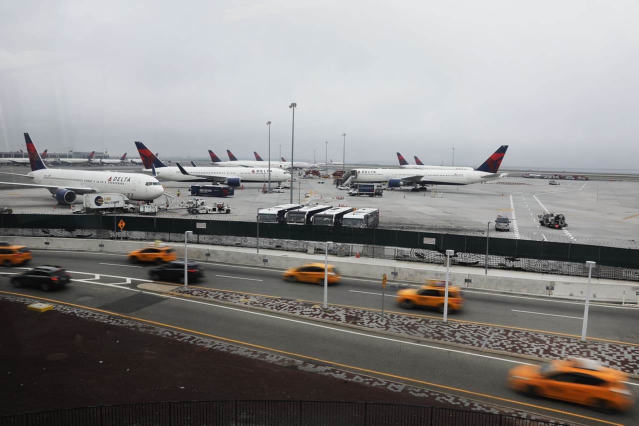 Aumenta a U$19 por hora el salario de los empleados de aeropuertos en Nueva York