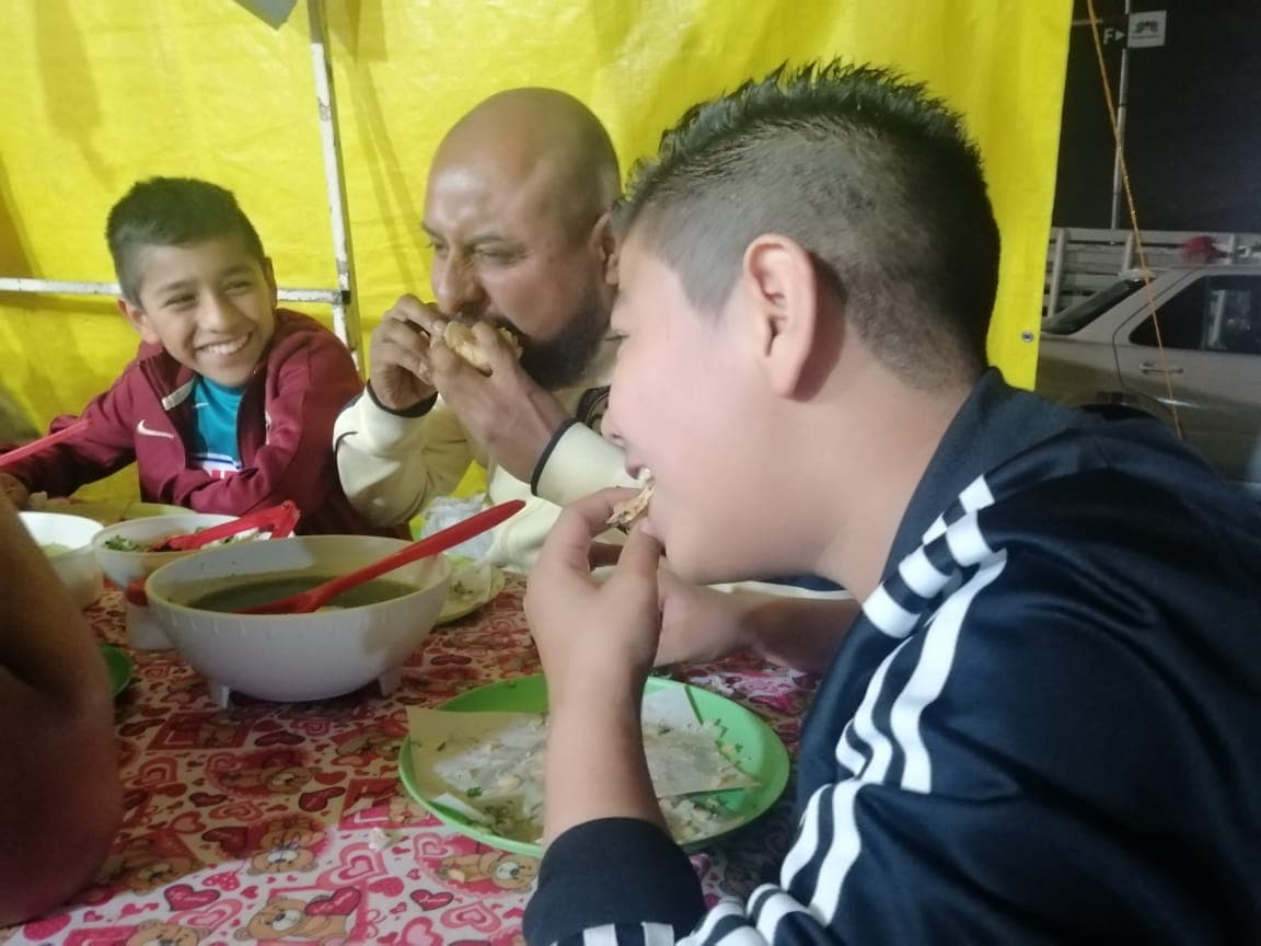 Los tacos y la pasión son una gran combinación para disfrutar una noche de futbol.