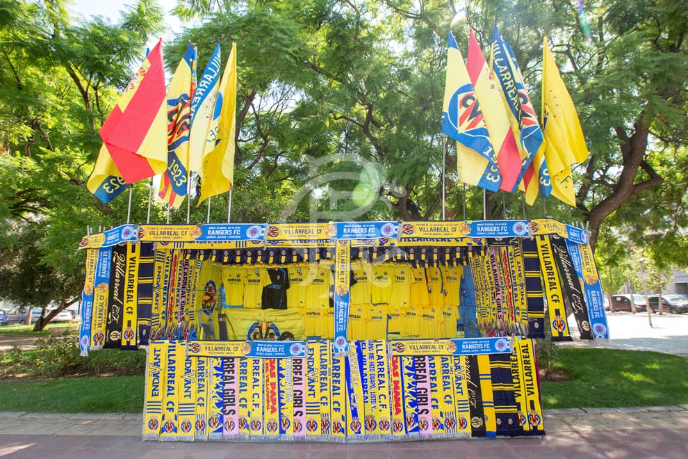 Los kioskos aledaños al Estadio de la Cerámica se pintaban de amarillo y azul para esperar este compromiso.