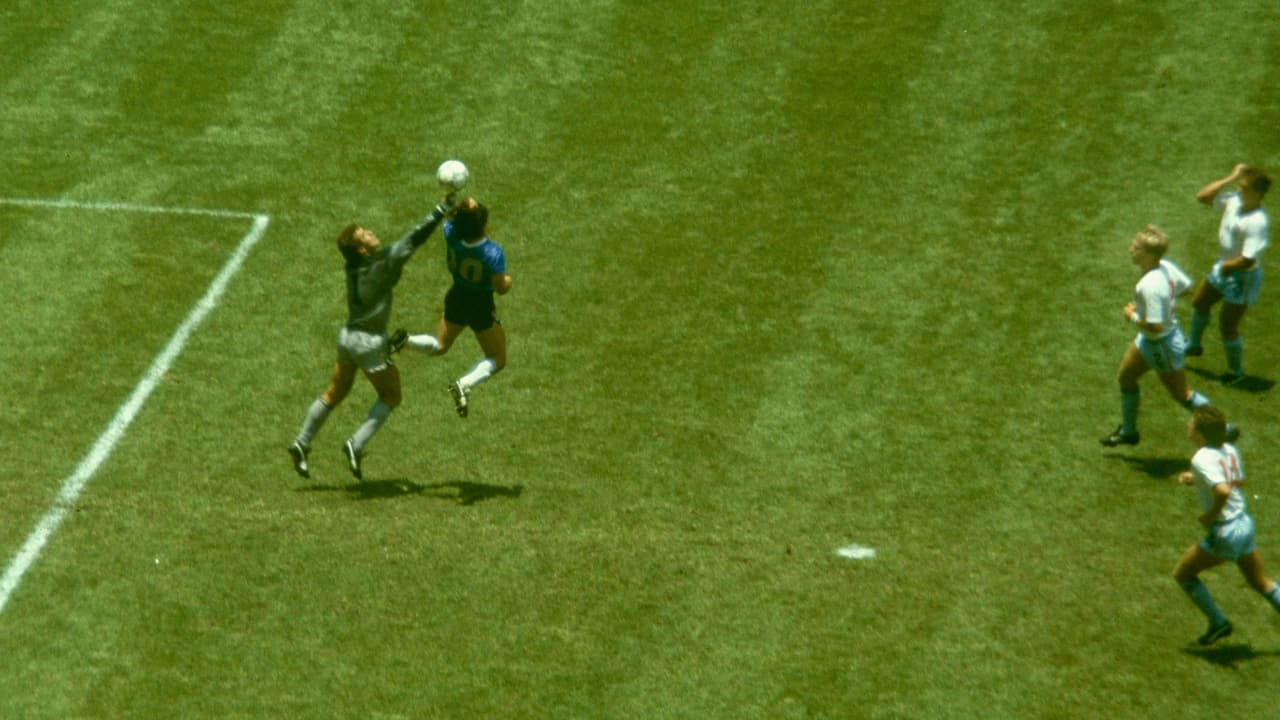 Fue ‘la mano de Dios’ dijo Maradona. El ‘Barrilete Cósmico’ remató con la mano y ni el árbitro ni el juez de línea se percataron, por ello el enojo de la Selección de Inglaterra en un gol que pasó a la historia, aunque fuese ilegal.