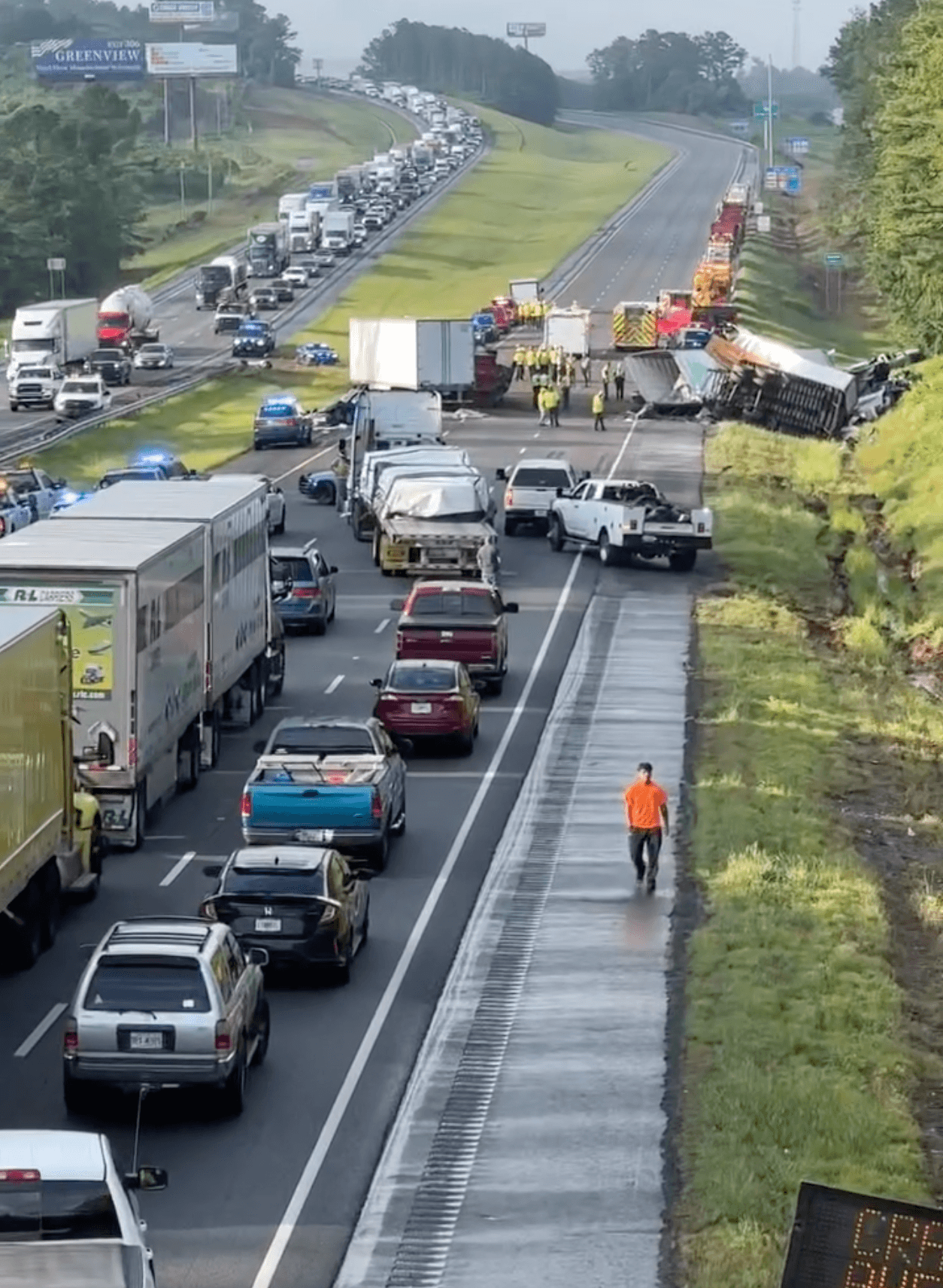 Tras el accidente, el Sonata se salió de la valla derecha, pero el tráiler cruzó la mediana y se incorporó a los carriles en dirección sur, lo que provocó que chocara con otros dos camiones: un Toyota Corolla y una Ford Ranger.
<br>