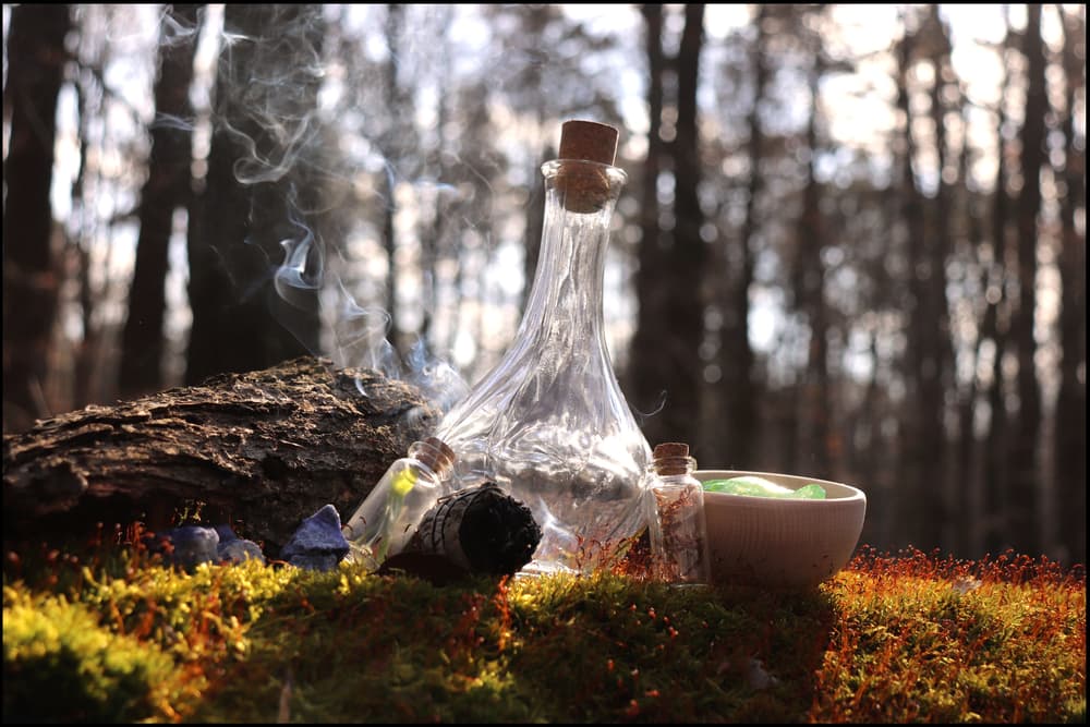 Puedes colocar la botella junto a la ventana o en algún lugar al aire libre para que absorba la luz de la luna. Al día siguiente recolecta el agua y almacénala para su uso posterior.
<br>