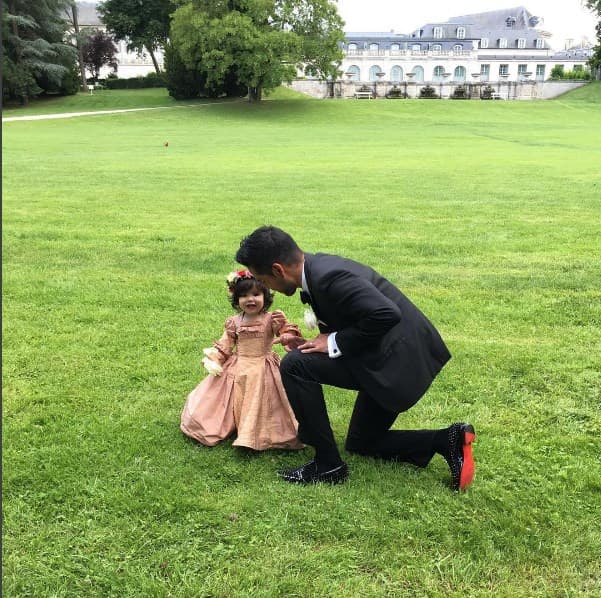 Hasta su papito cae rendido a sus pies.