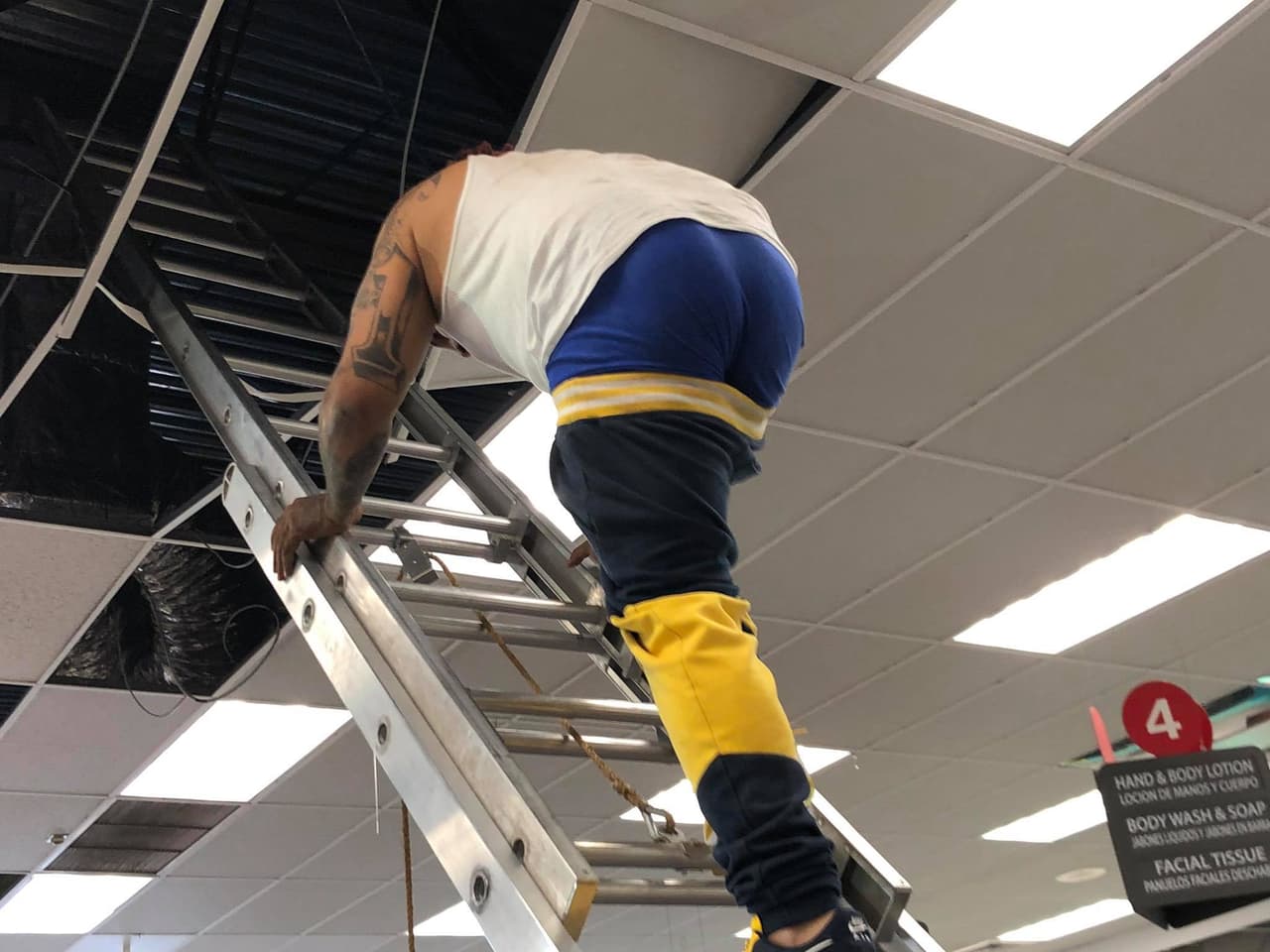 Elementos del cuerpo de bomberos subieron al cielorraso para localizar a los sospechosos, de quienes se dijo no estaban armados.